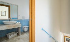 Villa del Campo | Bagno al primo piano e scale che portano al pianterreno Bagno al primo piano