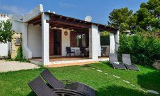 Villa Elisa | Giardino con lettini da sole per rilassarsi Giardino