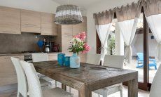 Villa Campidano 8 | Zona pranzo con cucina, tavolo e vista sul cortile privato Sala pranzo