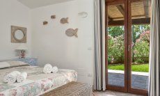 Villa Campidano 8 | Camera 1 con letto matrimoniale e accesso al giardino Camera e giardino