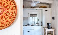 Casa 8 | Un cesto sardo decora il muro separatore tra sala e cucina New Photos