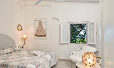 Casa 8 | Camera 1 con letto matrimoniale e vista giardino e mare Camera da letto