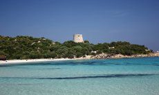 Acqua cristallina, sabbia bianca e la torre spagnola della baia di Cala Pira