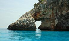 Arco nelle rocce di  Cala Goloritze formato dalle forze della natura