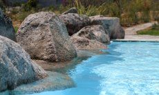 Li Conchi 35 | Piscina con il bordo fatto da rocce in granito Piscina con il bordo fatto da rocce in granito