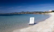 Spiaggina bianca sulla battiggia della spiaggia di Golfo Aranci con l'acqua cristallina