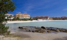 Spiaggia bianca e mare cristallina davanti alle case di Golfo Aranci