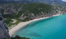 Vista aerea della spiaggia di Cala Luna