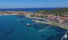 Vista aerea di Golfo Aranci con passeggiata al porto e spiaggia