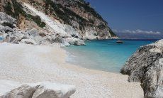 Spiaggia bianca di Cala Goloritze con vista sul mare e sulla costa ripida