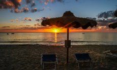 Alzare del sole sulla spiaggia di Cala Sinzias