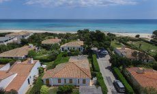Villa Kika | Posizione vicino al mare: Villa Kika è la casa in mezzo in basso nella foto Villa Kika solo 100 metri dalla spiaggia