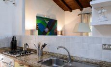 Villa Kika | Piano di lavoro della cucina con lavello, fornelli a gas, forno e apertura alla sala Piano di lavoro della cucina con lavello, fornelli a gas, forno e apertura alla sala