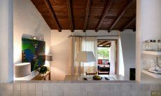 Villa Kika | Vista dalla cucina sul tavolo da pranzo e la veranda Vista dalla cucina sul tavolo da pranzo e la veranda