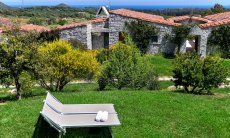 Li Conchi 31 | Giardino con lettini da sole e vista mare Ingresso e mare all'orizzonte