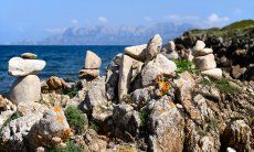 Pietre con l'anima e l'isola di tavolara all'orizzonte