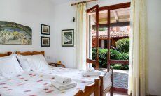 Villa Mare Turagri | Camera 1 con letto matrimoniale e accesso al giardino Camera