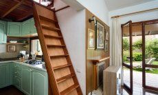 Villa Mare Turagri | Sala, cucina e scala per il soppalco Sala, scale, cucina