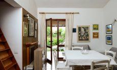 Villa Mare Turagri | Sala con accesso al giardino Sala con porta giardino