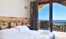 Apartment Castededdu 1 | Camera 1 con vista mare dal letto matrimoniale Camera con vista mare
