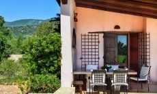 Villa Fiori 3 | Veranda ombreggiata con tavolo in granito e vista nel verde d'intorno Veranda ombreggiata con tavolo in granito e vista nel verde d'intorno