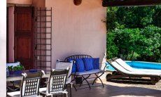 Villa Fiori 3 | Veranda con tavolo, panca e lettini a bordo piscina Veranda con tavolo, panca e lettini a bordo piscina