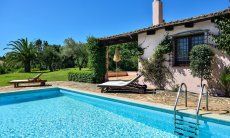 Piscina privata con lettini da sole, casa e giardino