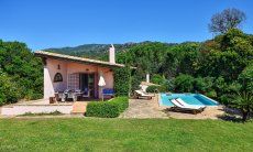 Villa Fiori 3 | Vista della casa con giardino, piscina privata e vista panoramica Giardino con casa e piscina