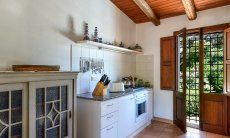 Villa Fiori 3 | Cucina con utensili, tosta pane, cucina a gas, forno elettrico e porto sul giardino con piscina New Picture 2018