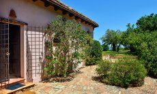 Villa Fiori 3 | Ingresso e pavimento con tegole sarde Ingresso e pavimento con tegole sarde
