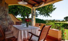 Villa Alessia | Terrazza ombreggiata con tavolo Terrazza ombreggiata con tavolo