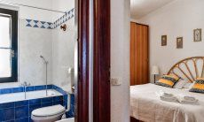 Villa Alessia | Camera 2 e bagno adiacente con vasca Camera e bagno