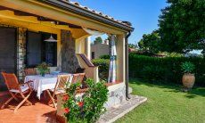 Villa Alessia | Veranda coperta con tavolo e sedie Giardino e veranda