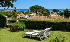 Villa Alessia | Lettini per prendere il sole nel giardino con vista mare Giardino e mare