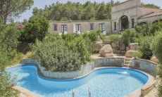 Villa Is Molas Monte | La piscina privata con la forma di fava e sopra la villa a mezza luna con tutte le camere con vista 2018 New Picture