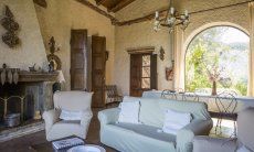 Villa Is Molas Monte | Sala in stile country con enorme vetrate panoramiche sul giardino e sulla valle 2018 New Picture