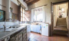 Villa Is Molas Monte | Cucina rustica ma luminosa offre un piccolo frigo extra in aggiunta al grande 2018 New Picture