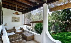 Villa Liliana | Commodo divano sulla veranda coperta Commodo divano in veranda con tetto