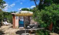 Villetta Pino | Esterno con tavolo e lettini da sole New Picture 2018