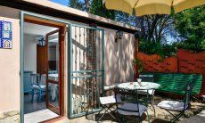 Villetta Pino | Ingresso e veranda con tavolo all'aperto New Picture 2018