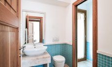Villa del Campo | Bagno 2 con doccia e porta sulla veranda al pianterreno Bagno con doccia al pianterreno
