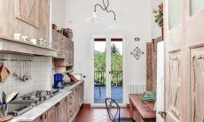 Cucina con porta sulla veranda