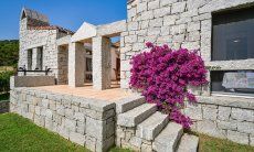 Li Conchi 35 | Una scala in granito porta dal giardino alla casa Ingresso