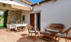 Li Conchi 35 | Il patio con divanetto e tavolo per mangiare divento un salotto all'aria aperta Cortile privato