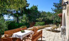 Villa Philippine | Visat mare della grande terrazza arredata con tavolo e lettini da sole Terrazza, tavolo, lettini da sole e vista mare