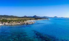 Vista aerea della spiaggia e del mare di Sant Elmo verso Costa Rei