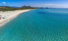 Vista aerea della spiaggia di Cala Sinzia con il mare tuchese, a solo 2 km da Li Conchi