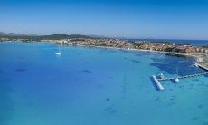 Vista aerea del mare cristllino di Golfo Aranci