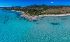 Vista aerea di Sant Elmo con il suo mare cristallino, verso sud