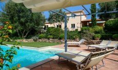 Villa Caroline | Piscina con solarium, giardino e Villa Vista dalla piscina sulla casa